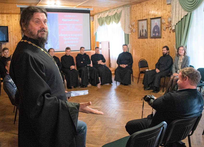 v_kurskoy_seminarii_proshel_kruglyy_stol_vera_i_vozrast_problemy_dukhovnoy_zhizni.jpg